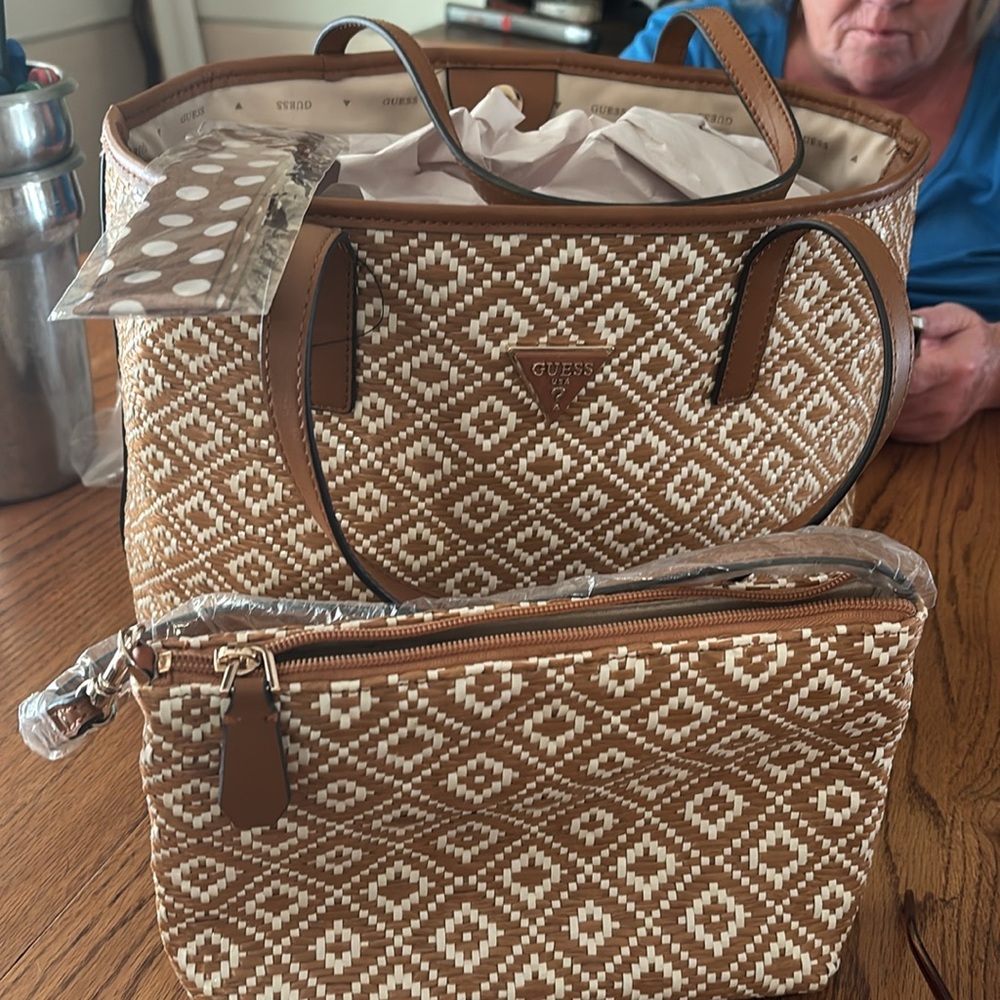 NWT Vikky Straw Tote Set this is amazing. It’so beautiful,  guess set